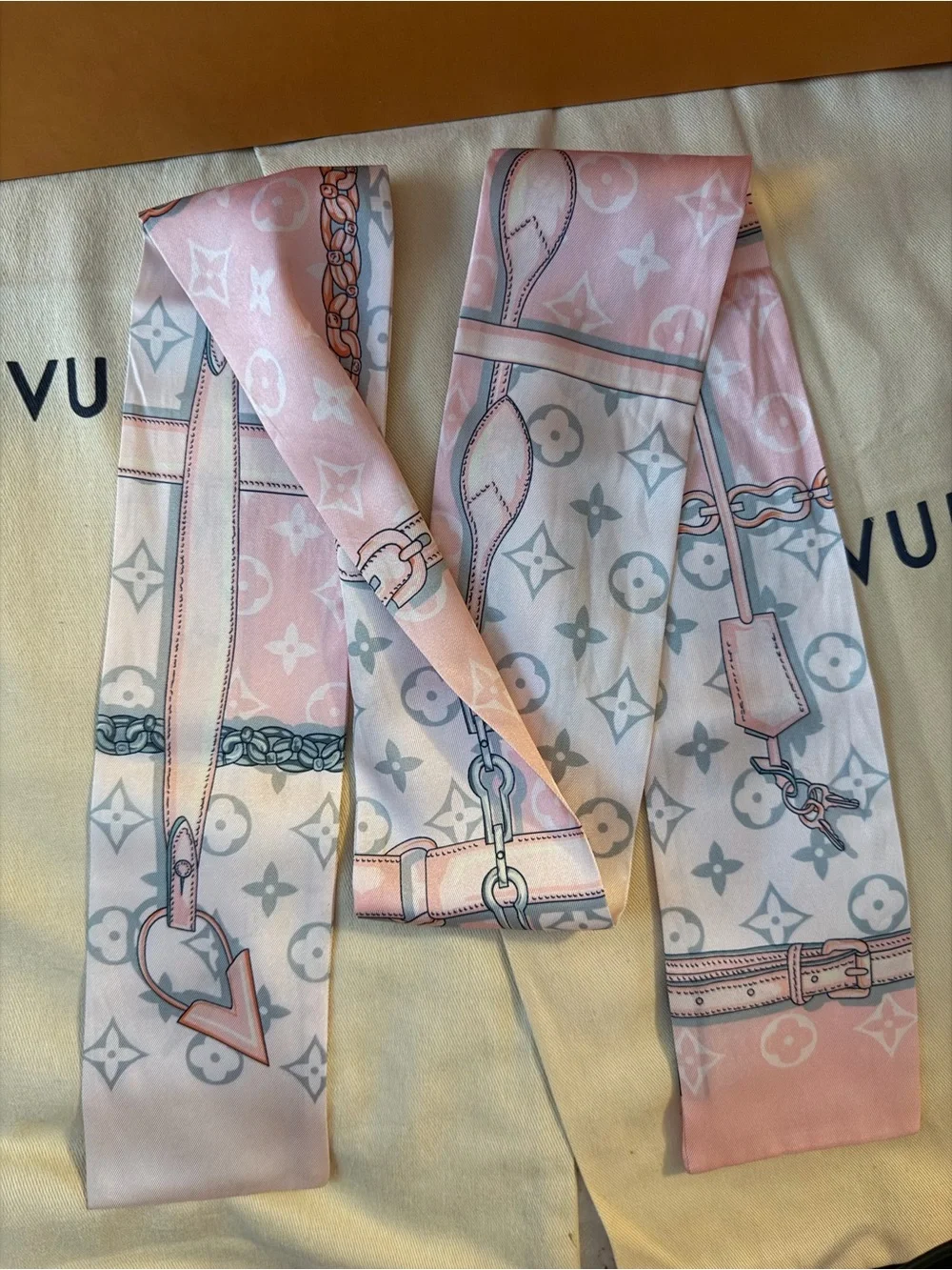 2 Louis Vuitton Confidential Bandeau Scarf Pink